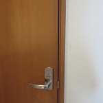 掃除道具入れのドアに新規錠前取付　沖縄市