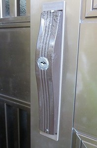 玄関の引違戸　錠前一式交換（宜野湾市）