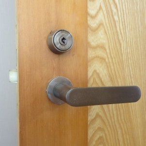 室内ドアのシリンダーをコインで開けられる装置に交換 宜野湾市