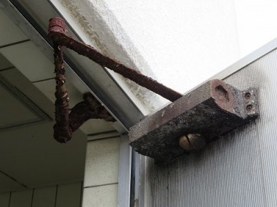 浴室の錆びたドアクローザーを交換 宜野湾市