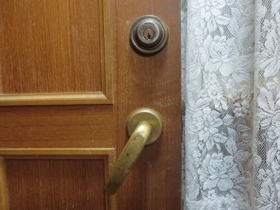 垂れ下がった室内レバー錠を交換 宜野湾市