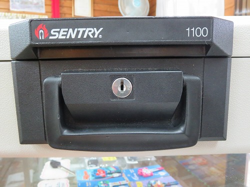 耐火保管庫　SENTRY　1100　把手まわり　ロゴ