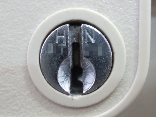 鍵穴のアップ　HN　数字４桁　刻印