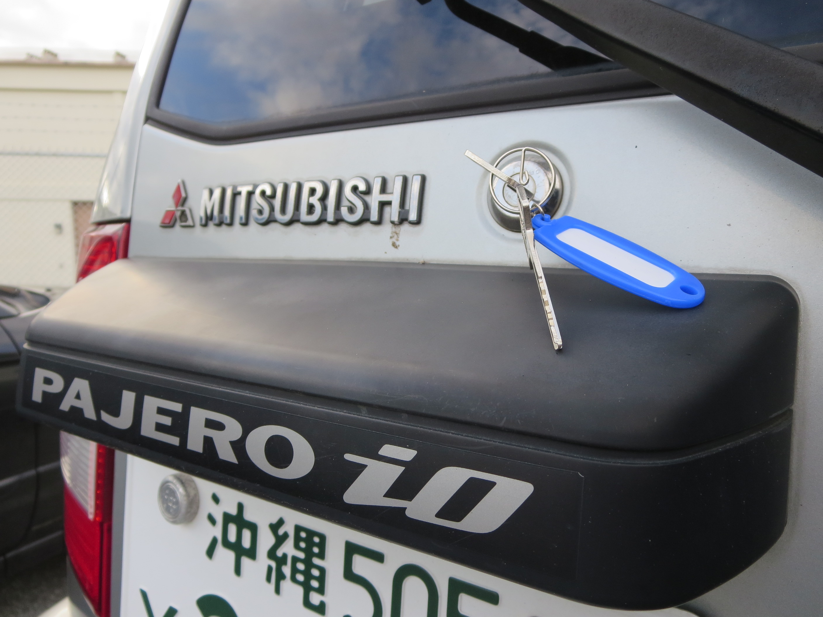 MITSUBISHGI PAJERO io ロゴと鍵