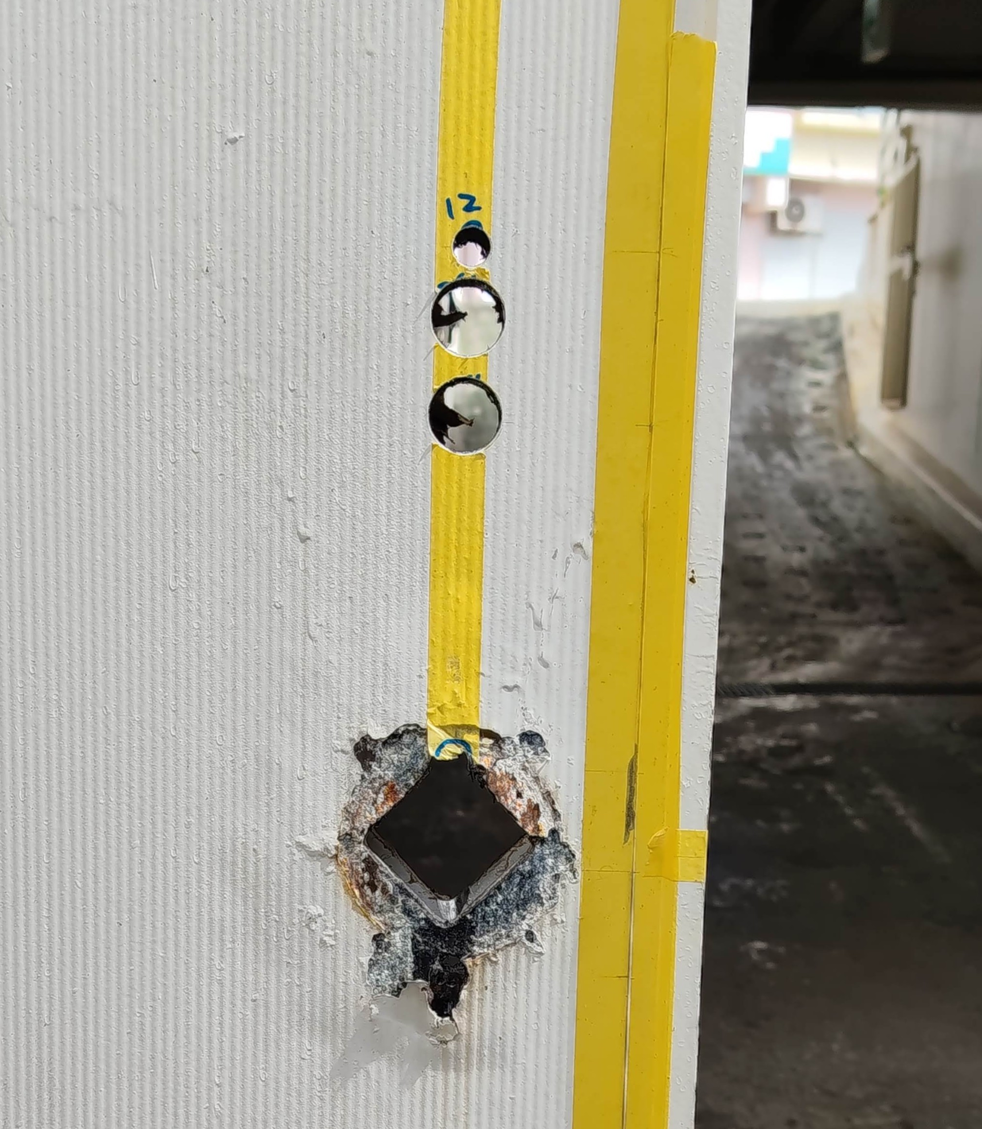 室外側からドアに貫通穴をあけた