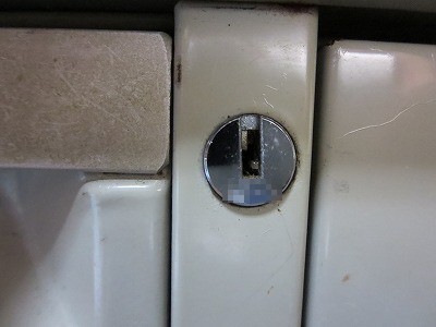 ウチダ　事務机　左の鍵穴