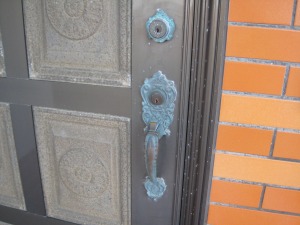 BEST　玄関サムラッチ錠　鍵穴２個　組替して鍵作製（宜野湾市）