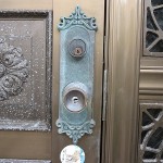 古い玄関ドアのノブをディンプルシリンダーのノブに交換　宜野湾市