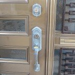 玄関ドア　2個の鍵穴を1本の鍵で回るようにする　シリンダー交換　宜野湾市