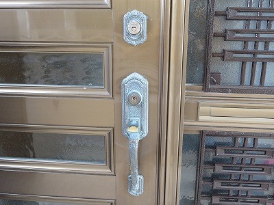 玄関ドア　2個の鍵穴を1本の鍵で回るようにする　シリンダー交換　宜野湾市