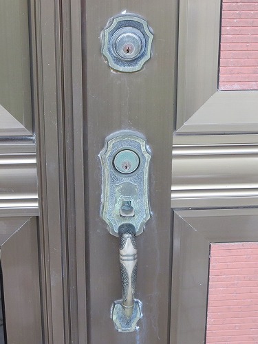 玄関ドアの本締錠とサムラッチ錠
