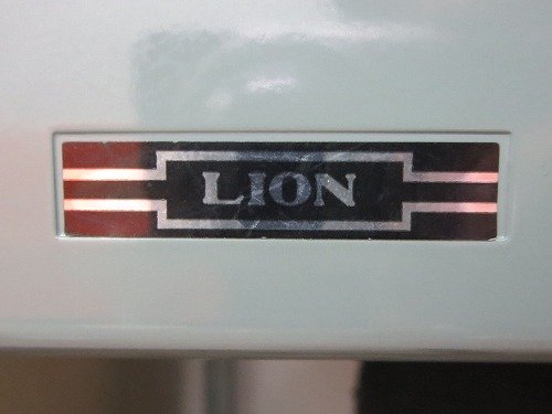 LION　ライオン事務器　ロゴ