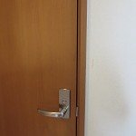 掃除道具入れのドアに新規錠前取付　沖縄市