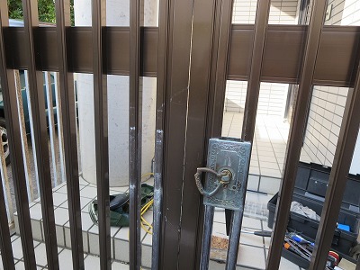 門扉の受け金具が取れたので取付 宜野湾市 - 沖縄県宜野湾市の鍵屋さん