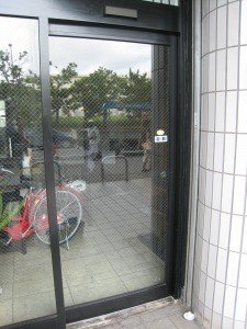 店舗の自動ドア　棒鍵　錠前一式交換（宜野湾市）