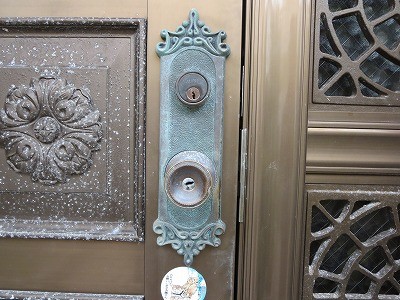 古い玄関ドアのノブをディンプルシリンダーのノブに交換　宜野湾市